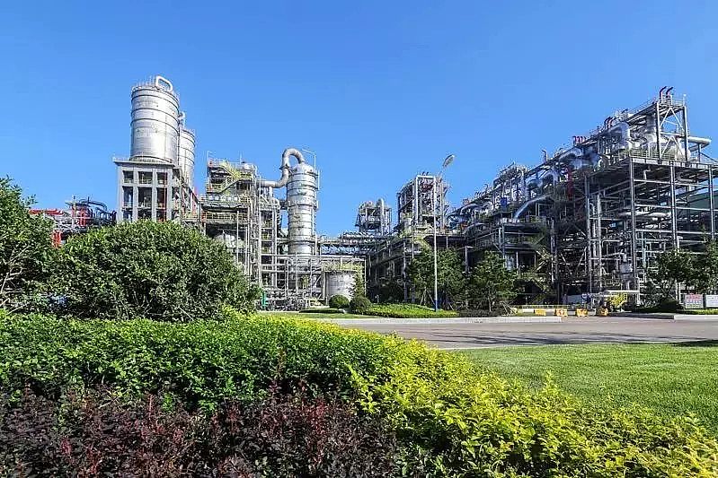 ����ʯӢɰ�V�ϏS����ˮ̎���c������ˇ�϶���һ�������ׂ�Ƕ��ʽ��ˮ̎��SͶ��